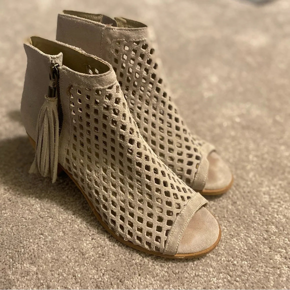Matisse Indie Bone Gray/White Suede Leather Cutout Ankle Booties - Picture 3 of 14